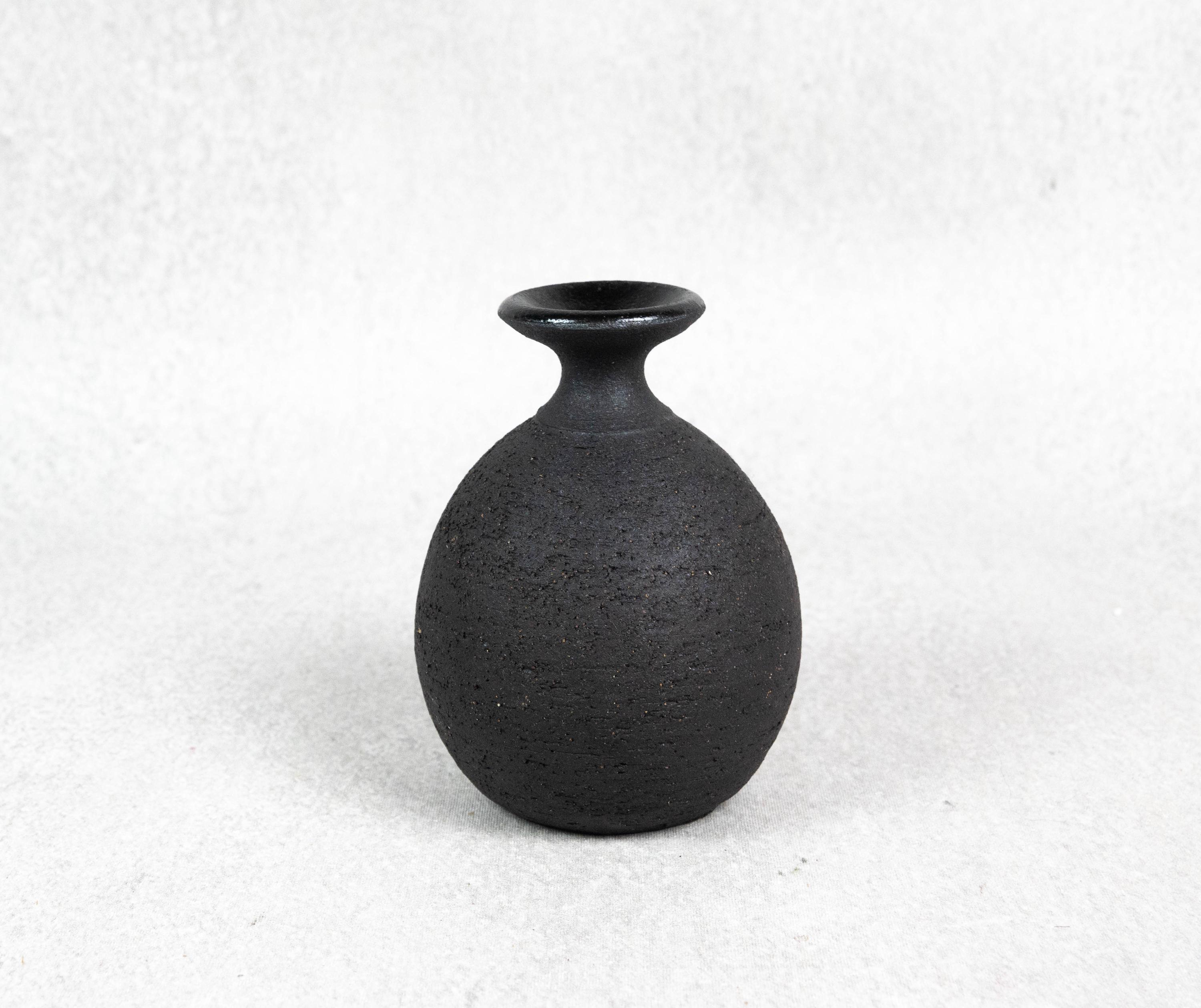 小さな花瓶、茶色の陶器、高さ10 cm、非常に粗い、小さくてずんぐりと