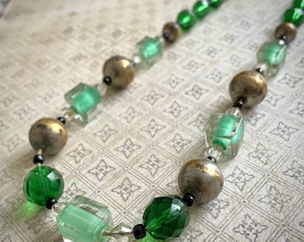 Collana vintage in perle di vetro verde ceco Art Déco