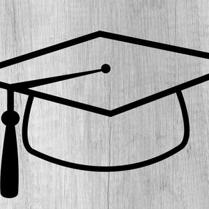 Pu&ograve; includere: Contorno in bianco e nero di un cappello di laurea con nappa. Il cappello &egrave; su uno sfondo a grana di legno.
