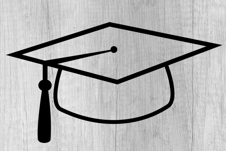 Pu&ograve; includere: Contorno in bianco e nero di un cappello di laurea con nappa. Il cappello &egrave; su uno sfondo a grana di legno.