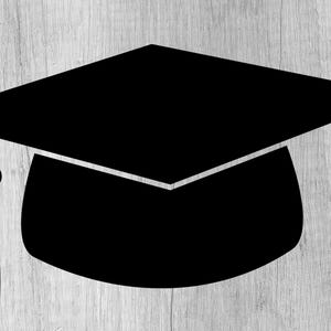 Pu&ograve; includere: Un cappello di laurea nero con un nappa. Il cappello &egrave; un simbolo tradizionale di successo accademico.
