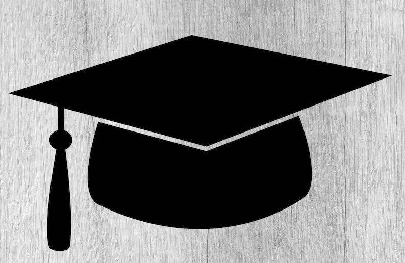 Pu&ograve; includere: Un cappello di laurea nero con un nappa. Il cappello &egrave; un simbolo tradizionale di successo accademico.