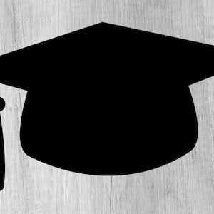 Pu&ograve; includere: Un cappello di laurea nero con nappa. Il cappello &egrave; su uno sfondo di legno.