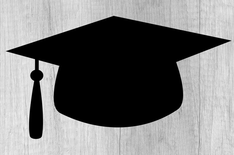 Pu&ograve; includere: Un cappello di laurea nero con nappa. Il cappello &egrave; su uno sfondo di legno.