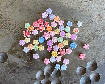 50 Stück – Sortiment an farbigen Acryl-Blumenperlen, gemischte Blumenperlen, Acryl-Blumenperlen, Acrylperlen, Acrylblumen, Blumenperlen, Bastelbedarf