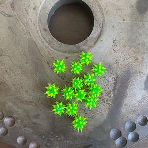 5 piezas de cuentas de silicona con púas, cuentas verdes/amarillas, cuentas de silicona, Y2K, nostalgia de los 90, fabricación de joyas (5-GY)