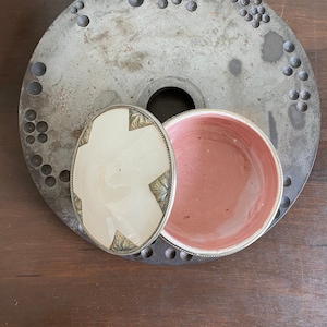 Scatola bianca in ceramica con coperchio rotondo marocchino Safi vintage con finiture in argento, arredamento marocchino, Safi, arredamento vintage, ceramica fatta a mano, ceramica vintage