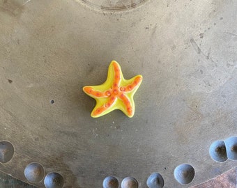 Colgante de estrella de mar de cerámica esmaltada - Charm de estrella de mar amarilla y naranja - Estrella de mar de cerámica - Colgantes con temática playera - Colgante tropical - 39 mm