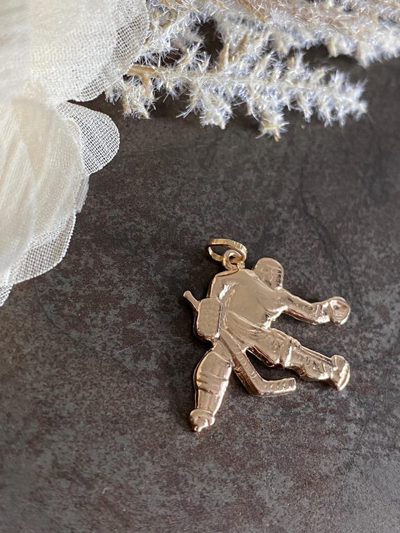 14K Hockey Player Charm, Solid Gold Hockey Pendant, Ice Hockey Charm, Sports Jewelry, Athlete Pendant(JPJ-160) View 6