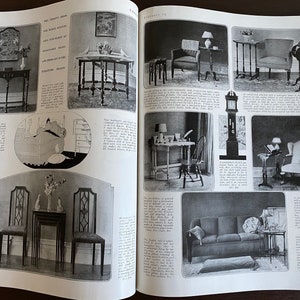 Puede incluir: Una doble p&aacute;gina de revista en blanco y negro con m&uacute;ltiples vi&ntilde;etas de dise&ntilde;o de interiores. Las p&aacute;ginas muestran varios muebles, incluyendo sillas, mesas, un reloj de pie y un sof&aacute;, acompa&ntilde;ados de columnas de texto y pies de foto.