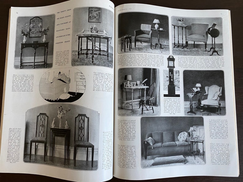 Puede incluir: Una doble p&aacute;gina de revista en blanco y negro con m&uacute;ltiples vi&ntilde;etas de dise&ntilde;o de interiores. Las p&aacute;ginas muestran varios muebles, incluyendo sillas, mesas, un reloj de pie y un sof&aacute;, acompa&ntilde;ados de columnas de texto y pies de foto.