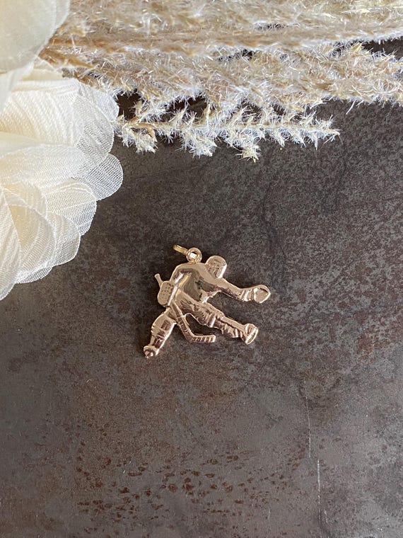 14K Hockey Player Charm, Solid Gold Hockey Pendant, Ice Hockey Charm, Sports Jewelry, Athlete Pendant(JPJ-160)