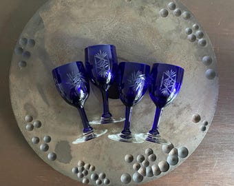 Juego de 4 vasos de cristal azul tallado estilo bohemio checo vintage para licores, cristalería azul, cristalería tallada para bar, hogar bohemio
