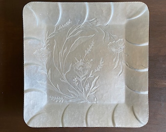 Bandeja floral de aluminio forjado con diseño en relieve de E.M.P.C., bandeja vintage, bandeja floral vintage, bandeja de aluminio forjado, artículos vintage