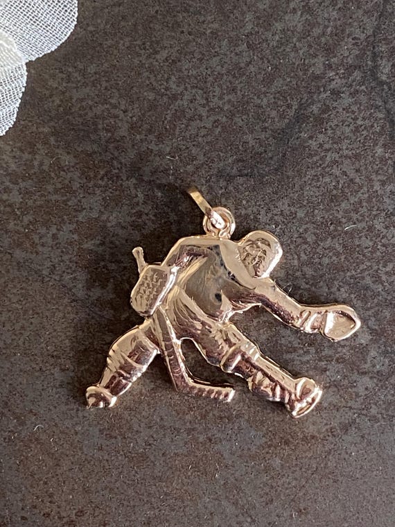 14K Hockey Player Charm, Solid Gold Hockey Pendant, Ice Hockey Charm, Sports Jewelry, Athlete Pendant(JPJ-160) View 4