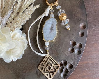 Clear Quartz Druzy Bag Charm Keychain, White Gemstone Tassel Charm, Organic Boho Purse Accessory, Minimalist Key Ring, Luxe Bag Charm