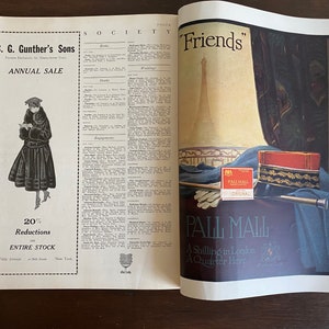 Puede incluir: Una p&aacute;gina de revista antigua que presenta un anuncio de C. G. Gunther's Sons con una figura vestida de piel a la izquierda y un anuncio de cigarrillos Pall Mall a la derecha, mostrando una caja roja y dorada, guantes blancos y un bast&oacute;n sobre tela azul.