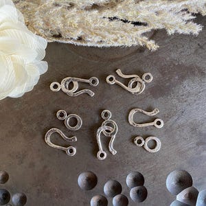 Ett set hantverksmässigt hysk- och hakespänne i sterlingsilver, 32 mm x 13 mm, bohemiskt smyckeslås, rustikt silverfynd, hantverksmässigt smyckeslås (SSC-013)