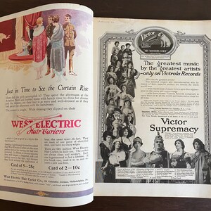 Puede incluir: Una p&aacute;gina doble de revista vintage con dos anuncios. La p&aacute;gina izquierda promociona los rizadores de pelo West Electric con una ilustraci&oacute;n de personas con ropa formal. La p&aacute;gina derecha muestra un anuncio de discos Victor Victrola con texto.