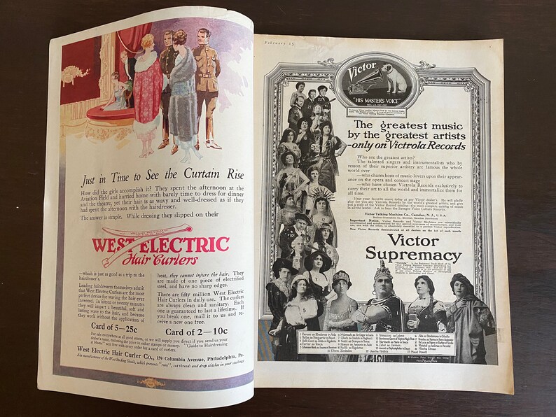 Puede incluir: Una p&aacute;gina doble de revista vintage con dos anuncios. La p&aacute;gina izquierda promociona los rizadores de pelo West Electric con una ilustraci&oacute;n de personas con ropa formal. La p&aacute;gina derecha muestra un anuncio de discos Victor Victrola con texto.