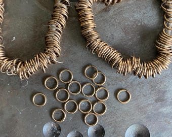Anillos partidos de latón vintage de 9 mm y calibre 16, paquete a granel de una onza (aprox. 125 unidades), componentes para joyería, artículos para manualidades y conectores para llaveros (VF-219).