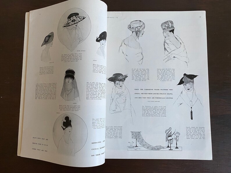 Puede incluir: Una p&aacute;gina de revista vintage con ilustraciones de l&iacute;neas en blanco y negro de varios estilos de sombreros y tocados. La p&aacute;gina incluye texto descriptivo y leyendas que detallan los dise&ntilde;os, con el encabezado WHEN THE PARISIENNE WEARS FEATHERS THIS SPRING.