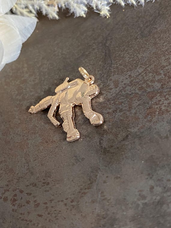 14K Hockey Player Charm, Solid Gold Hockey Pendant, Ice Hockey Charm, Sports Jewelry, Athlete Pendant(JPJ-160) View 5