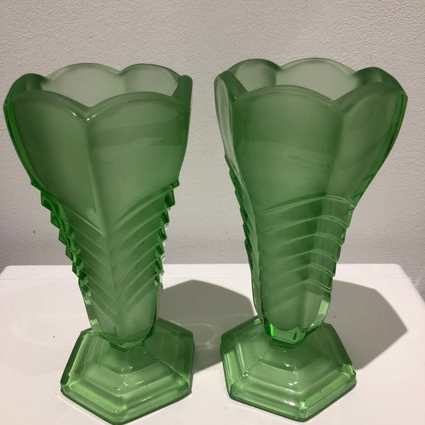 NEUES ANGEBOT: Hervorragende, ikonische Davidson-Vase mit gefrostetem grünem Chevronmuster, ausgezeichnet wie neu