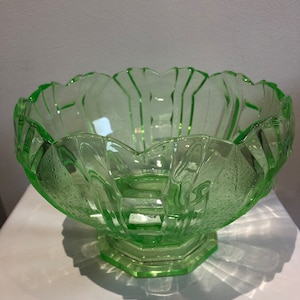 NEW LISTING: superb extra rare August Walther & Söhne, 1935 - XL uranium green fruit bowl Hannover pattern excellent