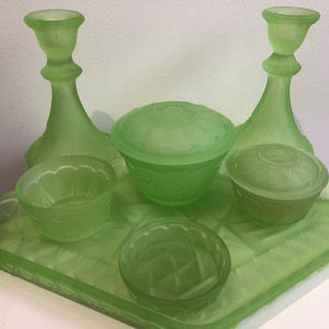 NEUARTIKEL: Art Deco extra Rare Frosted Uran Grün Glas 7-teiliges Schminktisch Set von Jobling Muster 2626