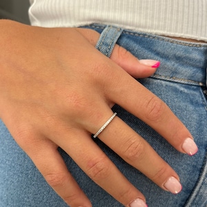 以下が含まれることがあります： 小さなクリアな石がパヴェセッティングされた薄いシルバーのバンドリングです。