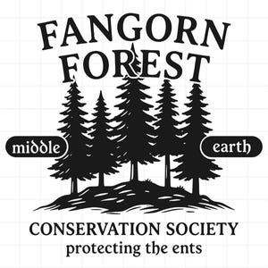 Op de afbeelding: Een zwart-wit grafisch ontwerp met de tekst FANGORN FOREST bovenaan, een groep van vijf dennenbomen op een kleine heuvel, de woorden middle en earth in zwarte ovalen aan de zijkanten, en CONSERVATION SOCIETY protecting the ents onderaan.