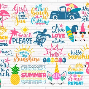 K&ouml;nnte beinhalten: Eine Sammlung von farbenfrohen, digitalen Cliparts zum Thema Sommer mit S&auml;tzen wie "The Beach is Calling", "Beach Vibes", "You Are My Sunshine" und "Hello Summer". Die Cliparts enthalten auch Bilder von einem Flamingo, einem LKW, einer Ananas, einem Einhorn, einer Schildkr&ouml;te und Gnomen.