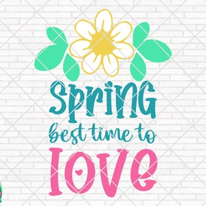 以下が含まれることがあります： 白いレンガの壁の背景に、ターコイズブルーと黄色の花柄と「Spring best time to LOVE」というピンク色のテキストが書かれています。