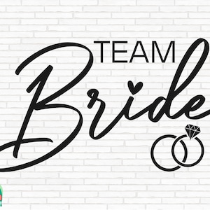 Könnte beinhalten: Schwarzweißes Grafikdesign mit dem Text "Team Bride" in einer kursiven Schriftart. Die Grafik enthält auch ein Herz und zwei Eheringe mit einem Diamanten.