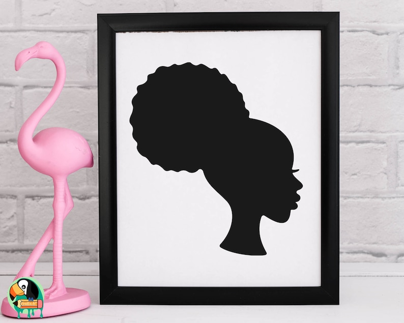 Pu&ograve; includere: Silhouette in bianco e nero di una donna con un'acconciatura afro in una stampa incorniciata.