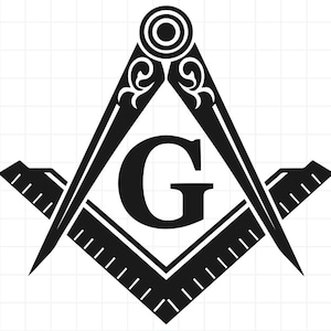 Könnte beinhalten: Eine schwarz-weiße grafische Illustration des freimaurerischen Symbols aus Winkel und Zirkel. Das Design zeigt einen zentralen Buchstaben G zwischen den Zirkelschenkeln sowie eine Skalierung entlang der Unterkante des Winkels.