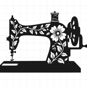 Puede incluir: Una silueta negra de una máquina de coser con un patrón floral blanco de hojas y una flor grande en el cuerpo principal. El diseño incluye un carrete en la parte superior, una rueda manual en el lado derecho y un conjunto de aguja a la izquierda.