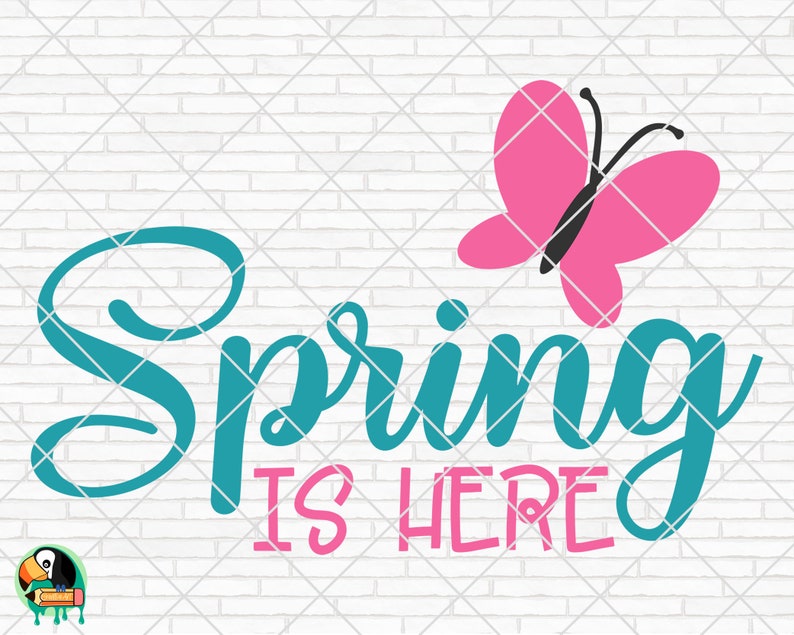 以下が含まれることがあります： ターコイズブルーの筆記体フォントで「Spring is Here」と書かれており、その上にピンクのバタフライが描かれています。背景は白いレンガの壁です。