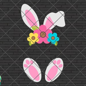 以下が含まれることがあります： ピンクのウサギの耳は白い先端と、黄色、ピンク、青の花のついた花冠。ウサギの耳は白いヘッドバンド。ウサギの足はピンクで白い足跡がついている。