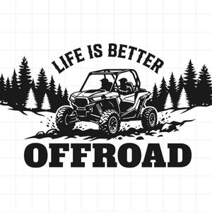 Könnte beinhalten: Eine schwarz-weiße grafische Illustration eines Geländewagens, der durch einen Wald fährt. Der Text LIFE IS BETTER ist über dem Fahrzeug gewölbt, und das Wort OFFROAD ist unten in großen, fetten Großbuchstaben abgedruckt.