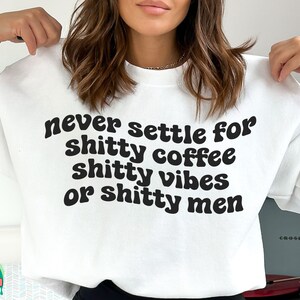 Never Settle SVG, Kaffee svg, Empowering svg, Positive Vibes svg, Single svg, Single Leben svg, Never Settle Cut Dateien, Cricut, Png, svg