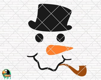 Könnte beinhalten: Ein schwarz-weißes Schneemann-Gesicht mit einem schwarzen Zylinder, einer orangefarbenen Karottennase und einer braunen Pfeife. Das Schneemann-Gesicht befindet sich auf einem weißen Ziegelhintergrund.