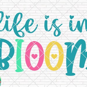 以下が含まれることがあります： ターコイズ、グリーン、ピンク、イエロー、ターコイズのカラーパレットで「life is in BLOOM」というテキストが書かれたカラフルなグラフィックデザイン。文字はスタイリッシュで、遊び心のある雰囲気です。