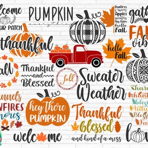 K&ouml;nnte beinhalten: Eine Sammlung von SVG-Schnittdateien zum Thema Herbst mit K&uuml;rbissen, Bl&auml;ttern und Textphrasen wie "Willkommen auf unserem Feld", "Dankbar und gesegnet", "Pulloverwetter" und "Hey da K&uuml;rbis".