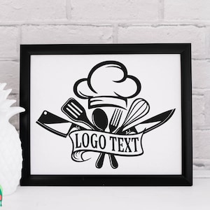 K&ouml;nnte beinhalten: Schwarzwei&szlig;-Illustration eines Kochhuts mit gekreuzten K&uuml;chenutensilien, darunter ein Messer, ein L&ouml;ffel, eine Gabel und ein Schneebesen. Der Text "LOGO TEXT" wird auf einem Banner unter den Utensilien angezeigt.