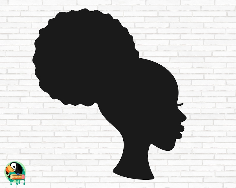 Pu&ograve; includere: Silhouette di una persona con un'ampia acconciatura afro riccia. La silhouette &egrave; nera su uno sfondo di mattoni bianchi.