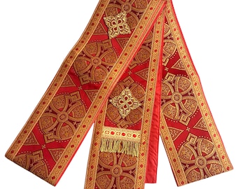 Könnte beinhalten: Rote und goldene liturgische Stola mit geometrischem Muster und Quasten.
