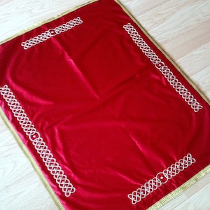 Met koord versierde satijnen hoes met de hand geborduurd, christelijke stof, satijnen ilitone, hoes kerkstandaard, hoes heilige tafel, bekleding lessenaar