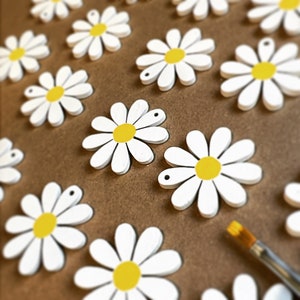 Wooden Daisies - 10 handpainted wooden daisy decorations